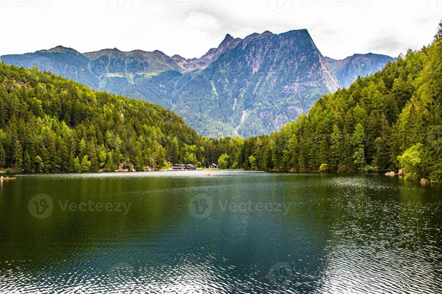 alpin sjö inbäddad mellan toppar och skogar i dalen Otztal foto