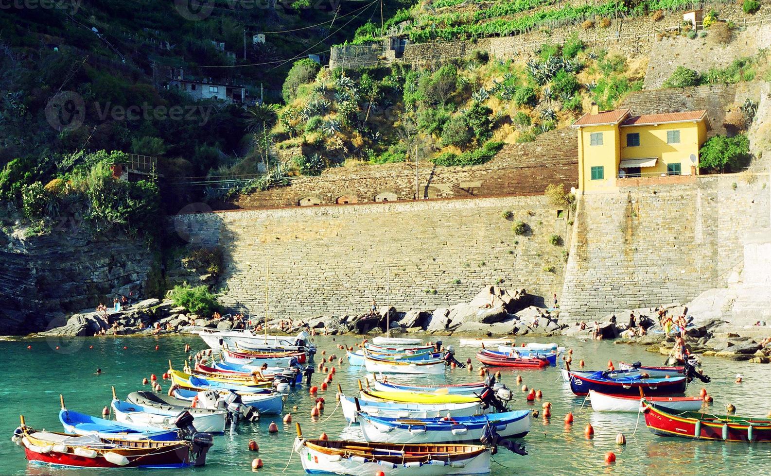 båtar i vernazza hamnen foto