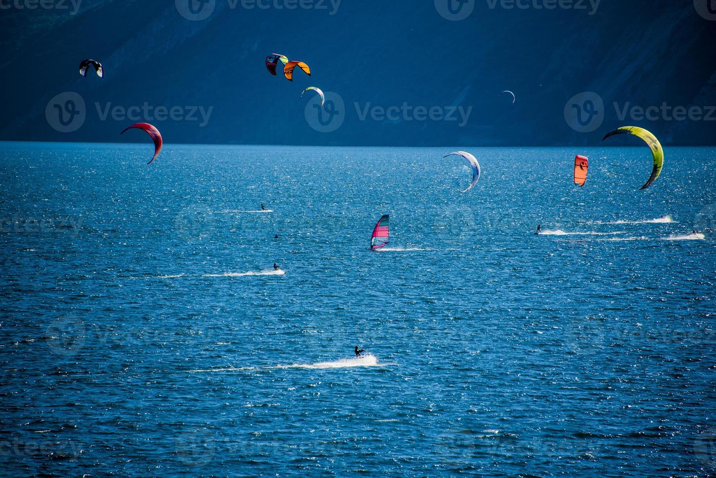 kitesurfing på Gardasjön vid Limone sul Garda, Italien foto