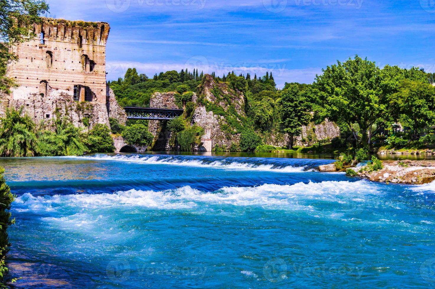 flod i Valeggio sul mincio nära Mantova, Italien foto