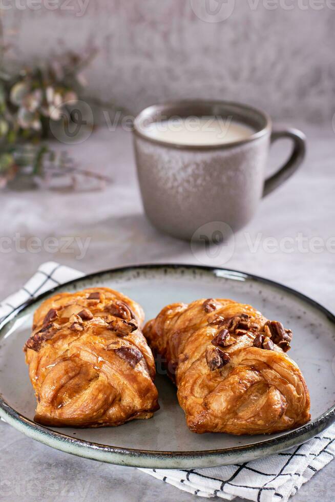 korg- bullar med kanel, nötter och lönn sirap och en kopp av kaffe för svenska fika tid vertikal foto