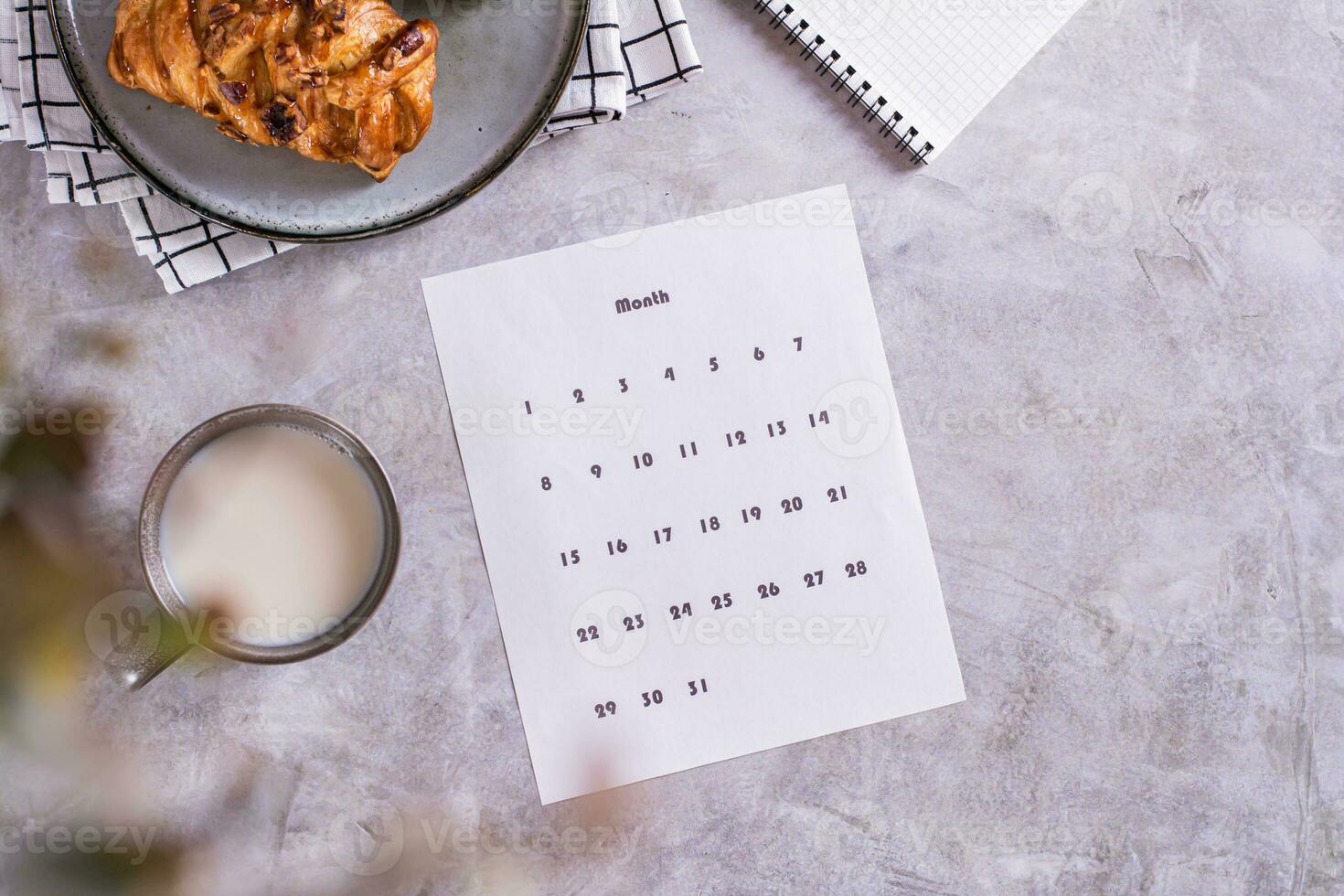 kalender ark för planera under en mellanmål med latte och bullar i fika tid topp se foto