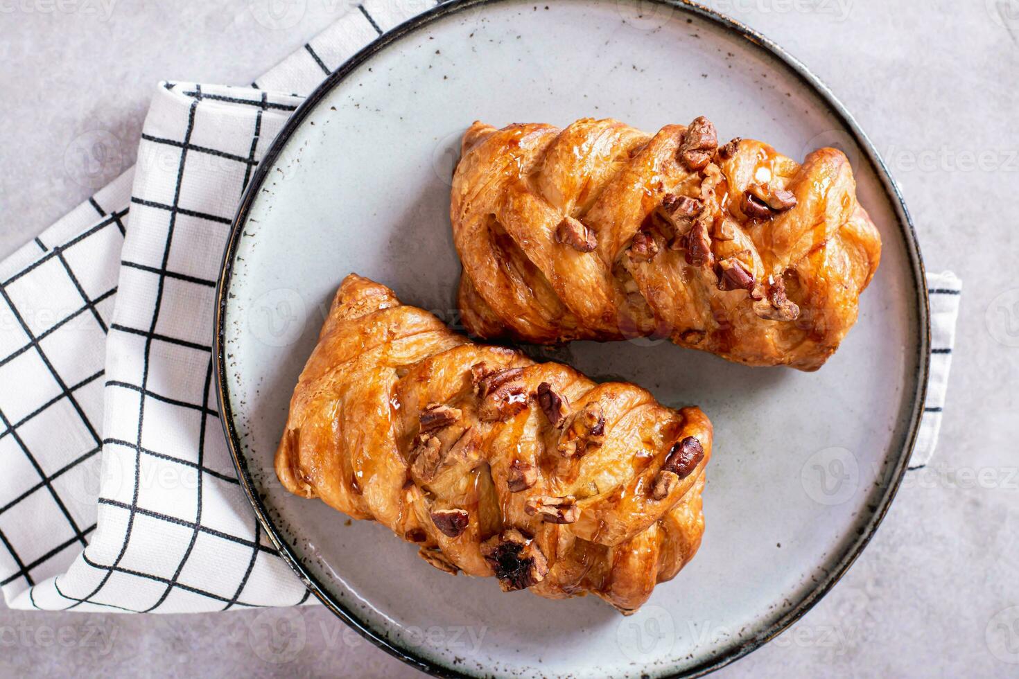 stänga upp av korg- bullar med kanel, nötter och lönn sirap för svenska fika tid topp se foto