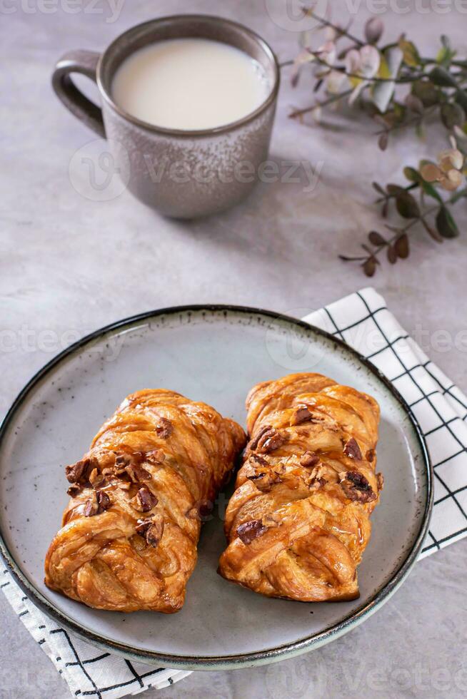 svenska fika tid med färsk kanel bullar och en kopp av latte på de tabell vertikal se foto