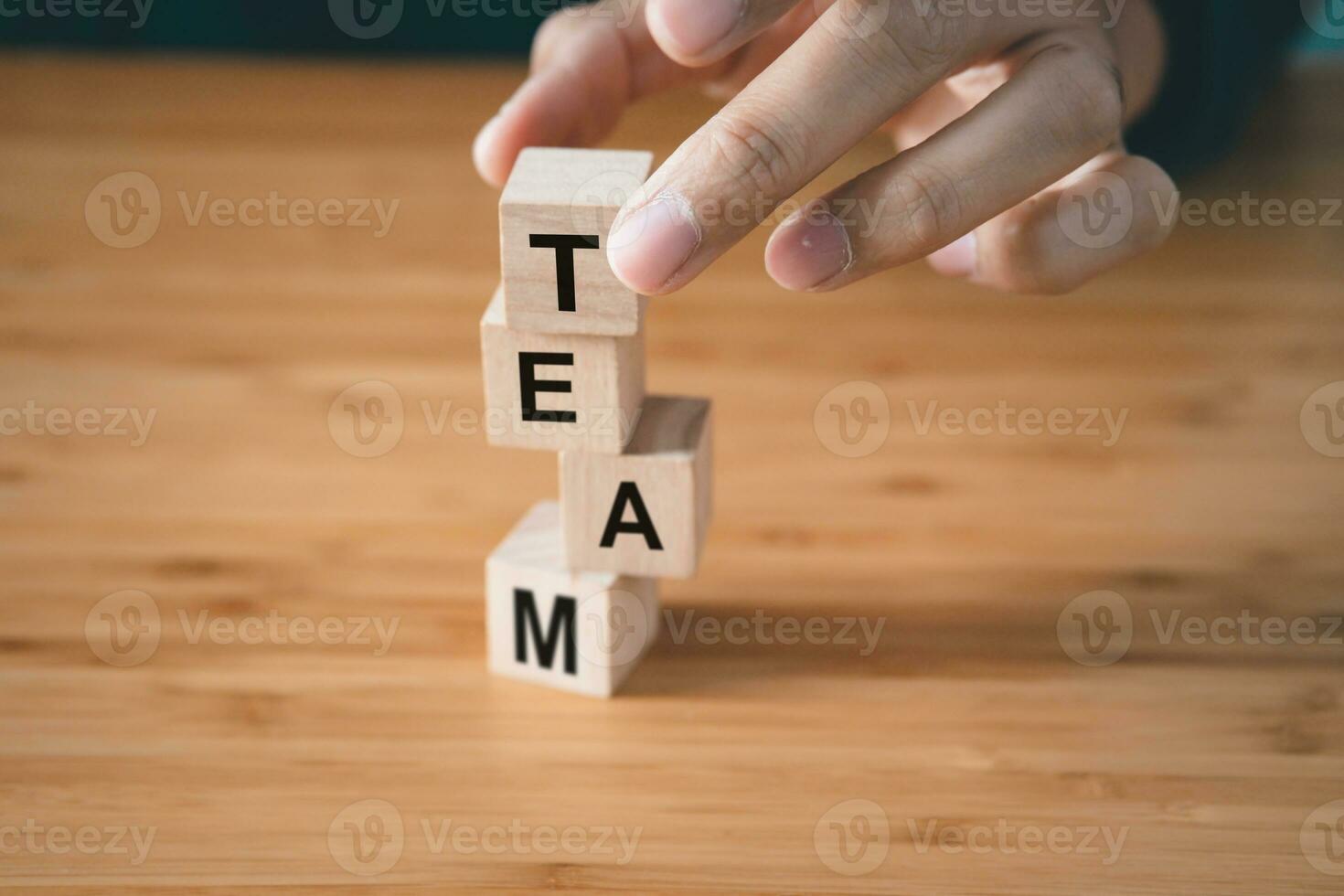 affärsman håll trä- blockera med team text. lagarbete och organisation begrepp foto