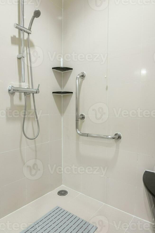 toalett dusch och ledstång för äldre människor på de badrum i sjukhus, säker och medicinsk begrepp foto