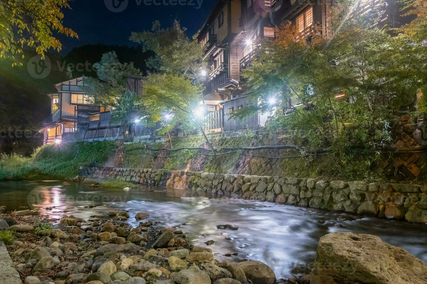 varm vår städer, kurokawa onsen, ryokan och bro på natt med belysning blossa, kurokawa, kumamoto, kyushu, japan foto