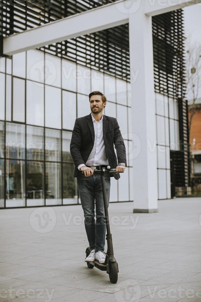 vertikal sikt av en affärsman på en skoter foto