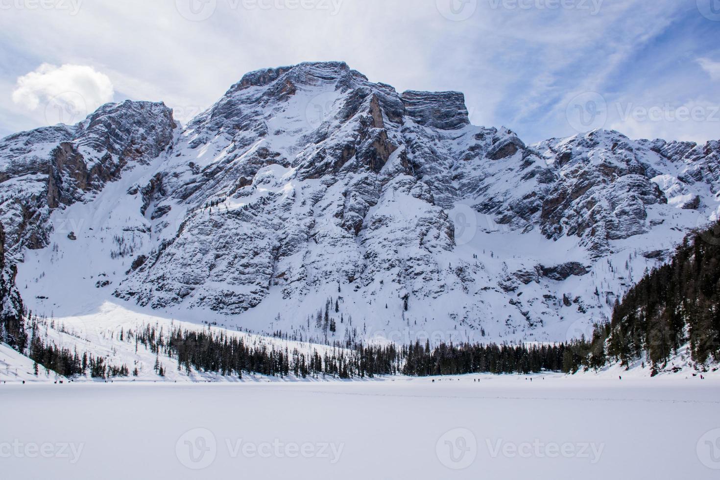 toppar av dolomiterna täckta av snö foto