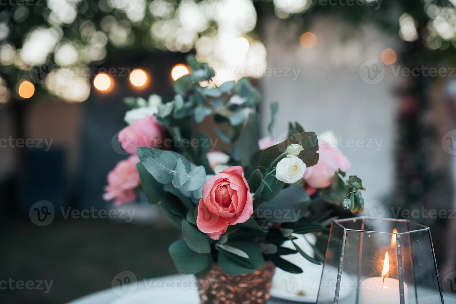 vackra blommor i rustik stil på ett bröllopsfest foto