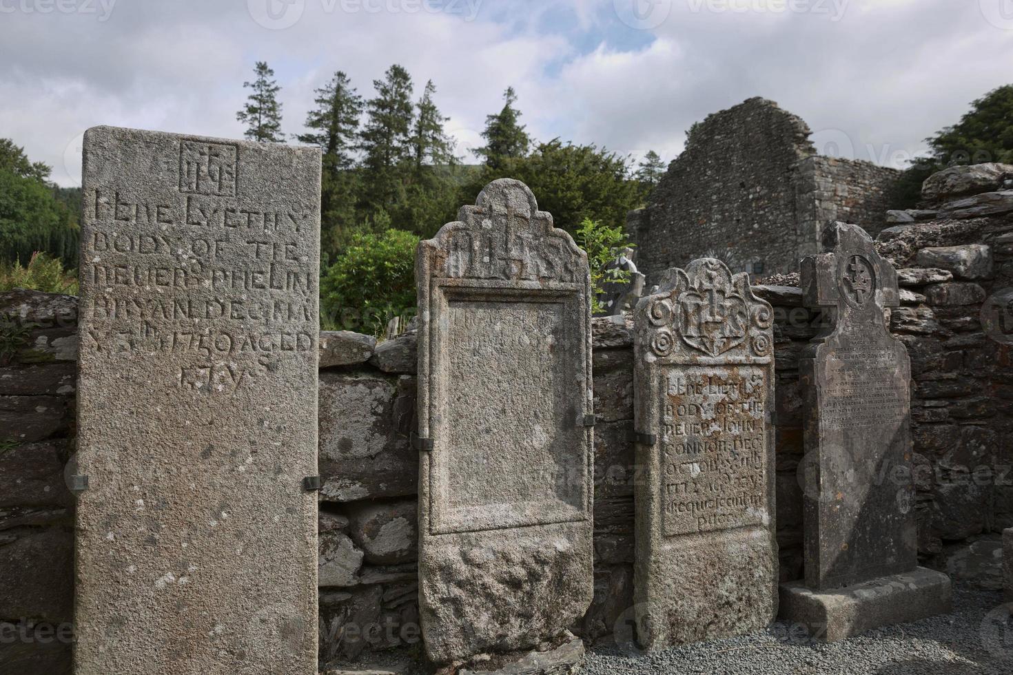 ruinerna av en klosterbosättning, byggd på 600-talet i Glendalough, Irland foto