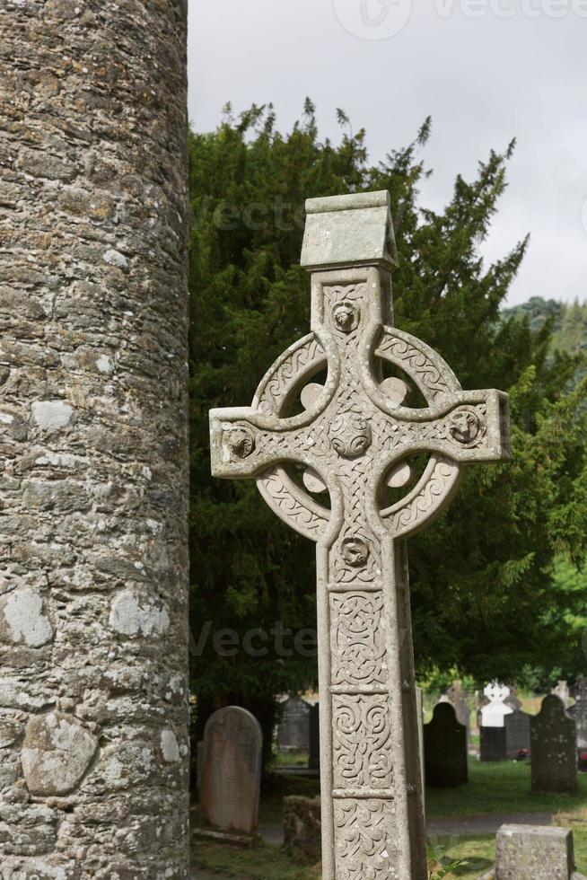 ruinerna av en klosterbosättning, byggd på 600-talet i Glendalough, Irland foto