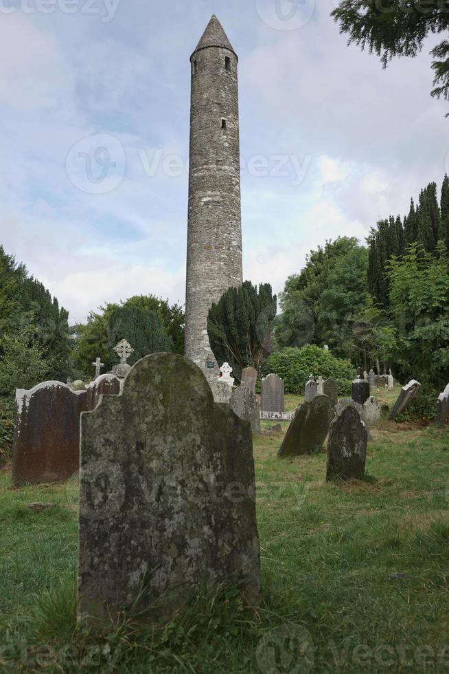 ruinerna av en klosterbosättning, byggd på 600-talet i Glendalough, Irland foto