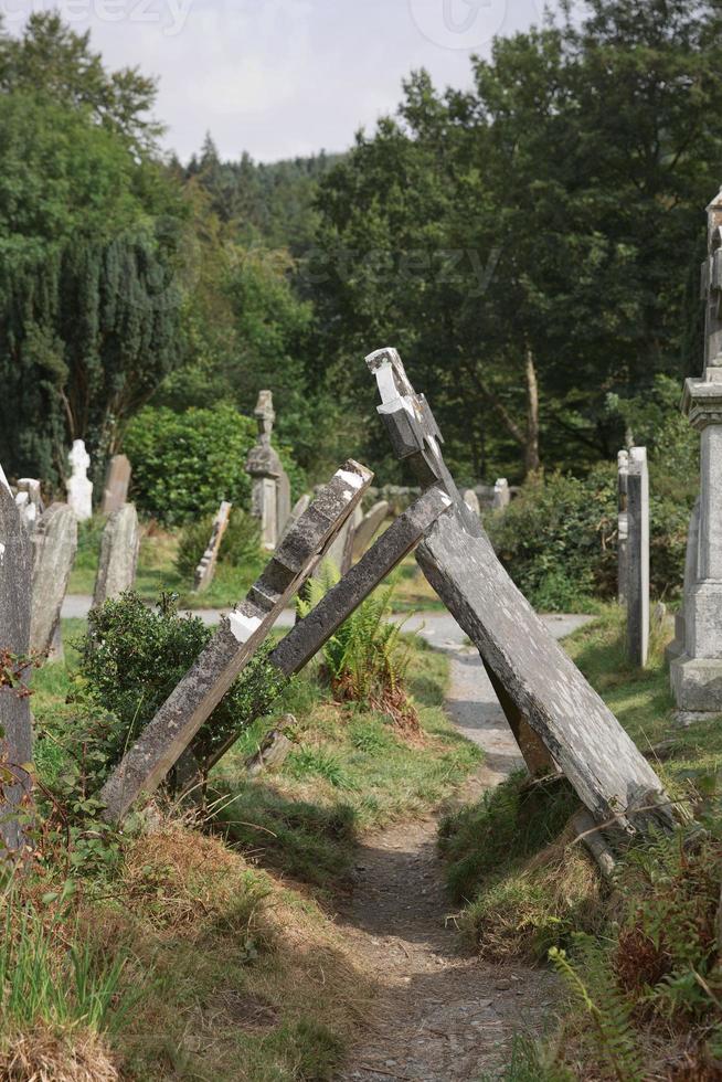 ruinerna av en klosterbosättning, byggd på 600-talet i Glendalough, Irland foto