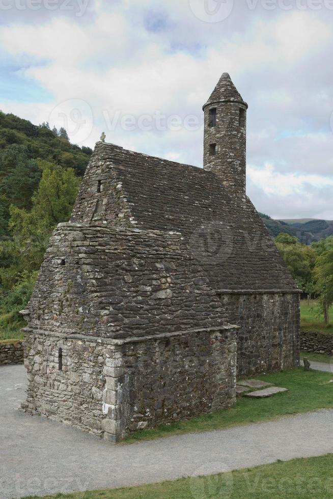 ruinerna av en klosterbosättning, byggd på 600-talet i Glendalough, Irland foto