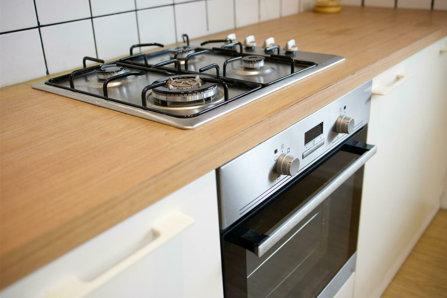 falsk upp gas spis i de minimal stil kök med vit och brun Färg foto