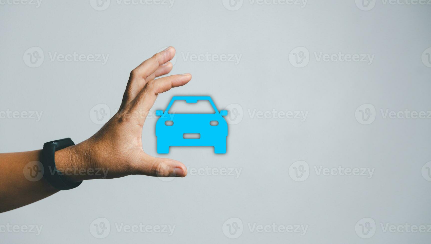 företag kvinnas hand skyddande blå ikon bil på skrivbord. planera till klara av transport finansiera kostar. begrepp av bil försäkring företag, sparande köpa - försäljning med beskatta och lån för ny bil. foto