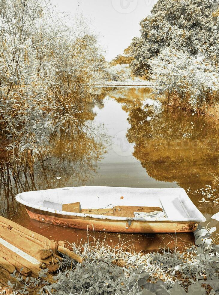 båt i kanal landskap. infraröd natur landskap foto