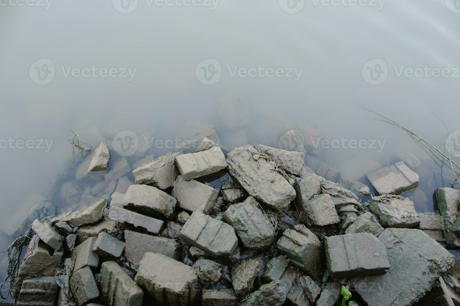 förstörd spillror i vatten kanal foto