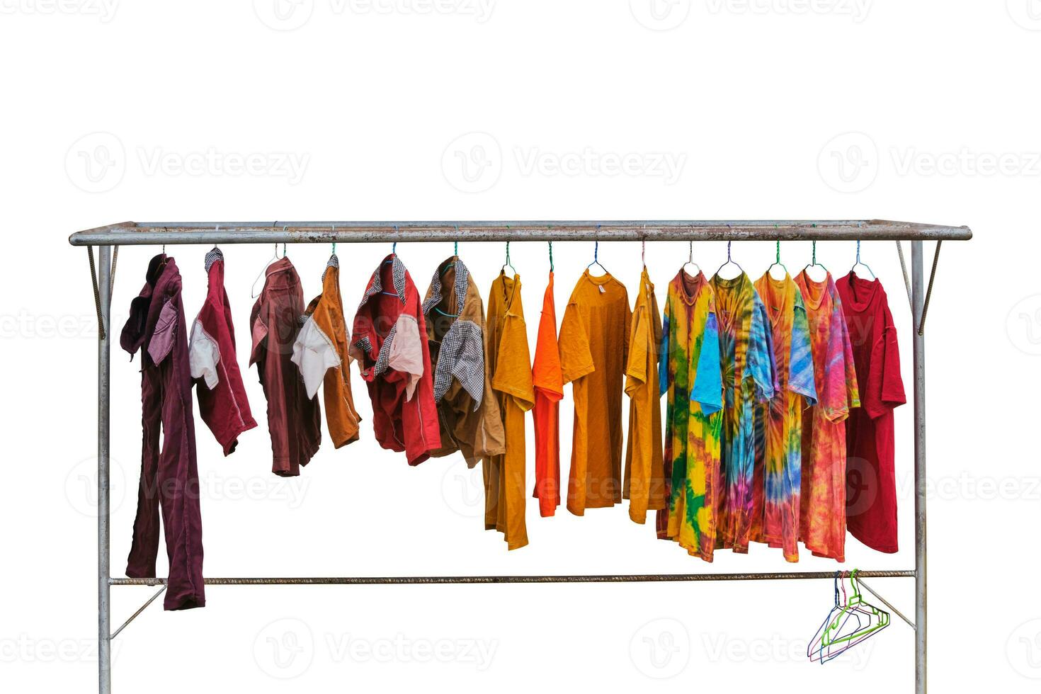 Kläder hänga på tvättning linje isolerat på vit bakgrund. klippning väg foto