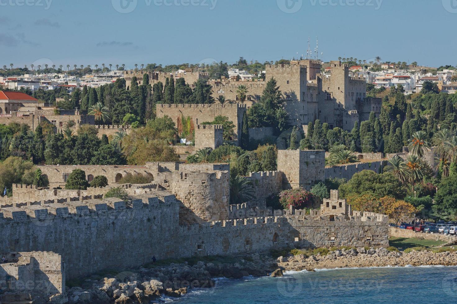 marinporten och befästningarna i den gamla staden Rhodos, Grekland foto