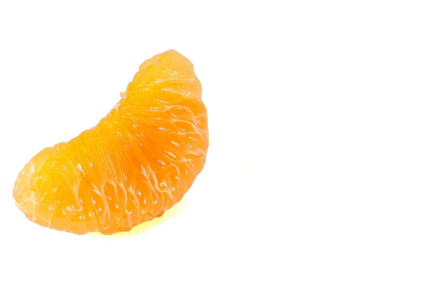 orange mandariner mandarinskal eller mandarinskiva isolerad på vit bakgrund foto