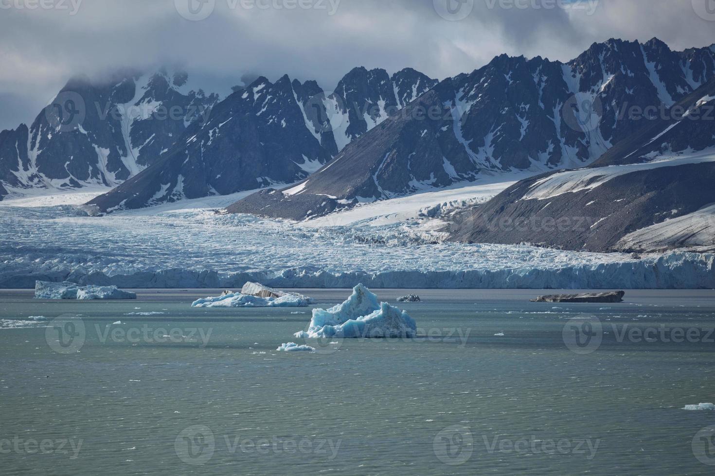 kusten och bergen i liefdefjord, svalbardöarna, spitzbergen foto