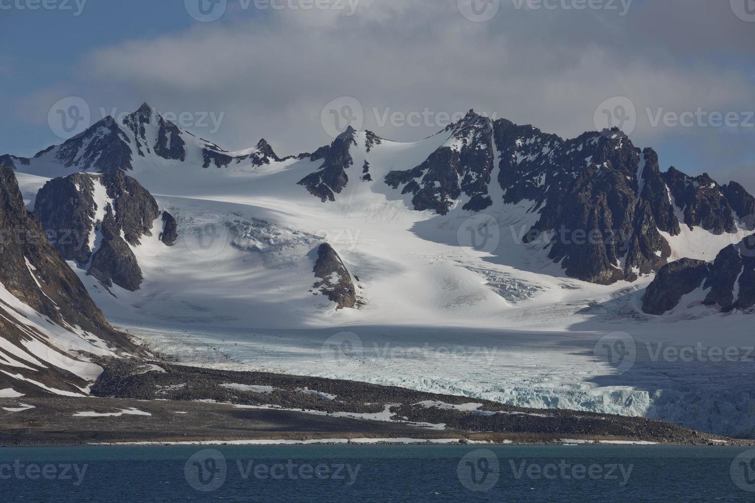 kusten och bergen i liefdefjord, svalbardöarna, spitzbergen foto