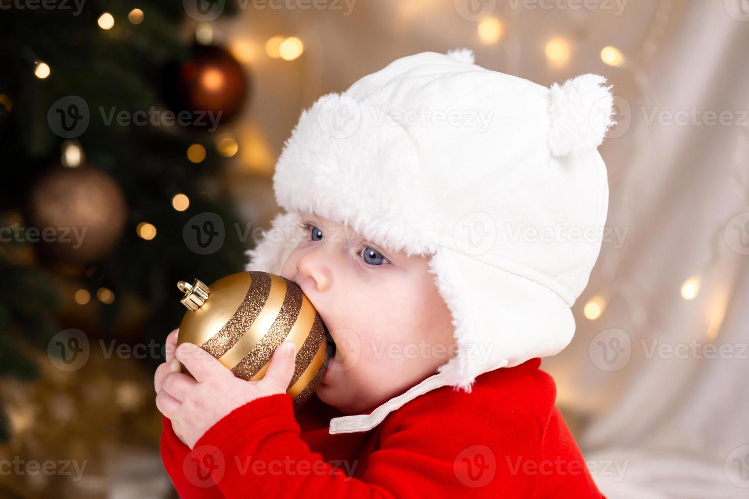 baby håller jul boll foto