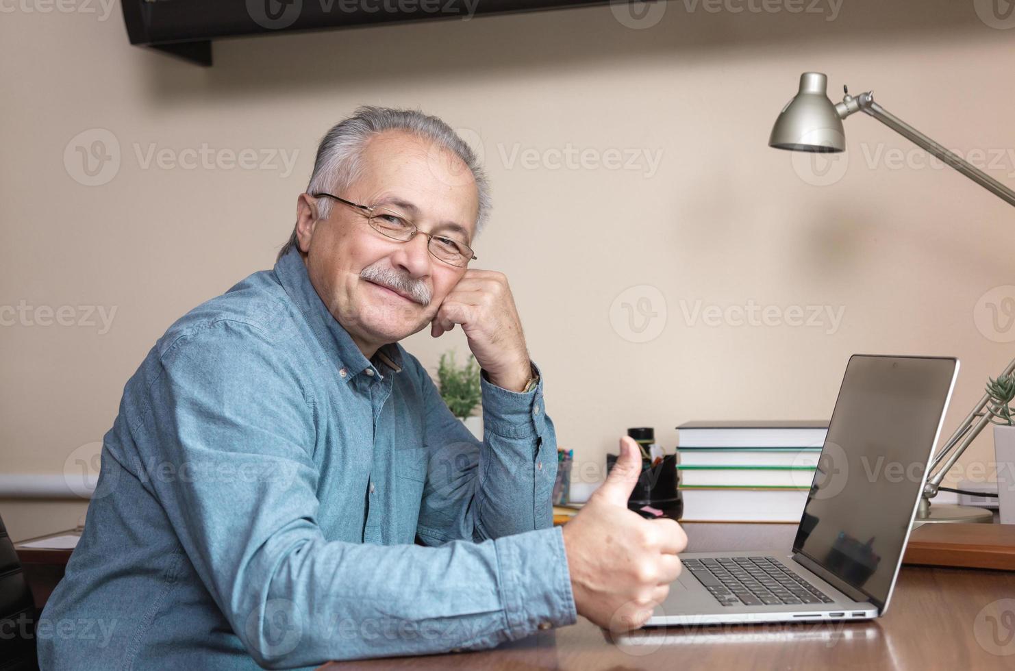 äldre man lär sig att använda datorn foto