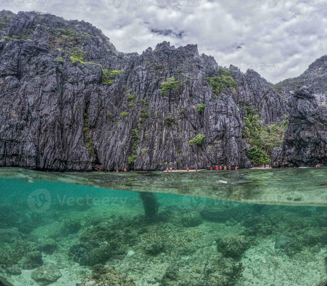 halv över halv under vattnet bild av jiji strand på hemlighet laggon nära el nido på de filippinska ö av palawan foto