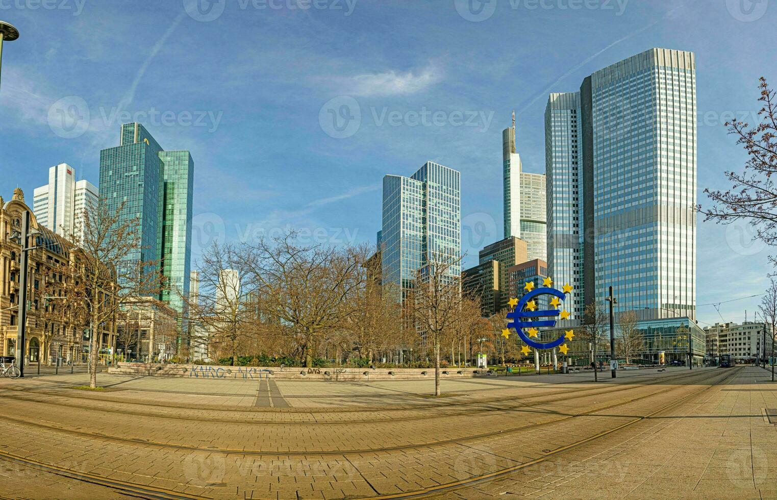 panorama- bild från williy-brandt fyrkant i frankfurt över horisont med euro tecken i morgon- ljus foto