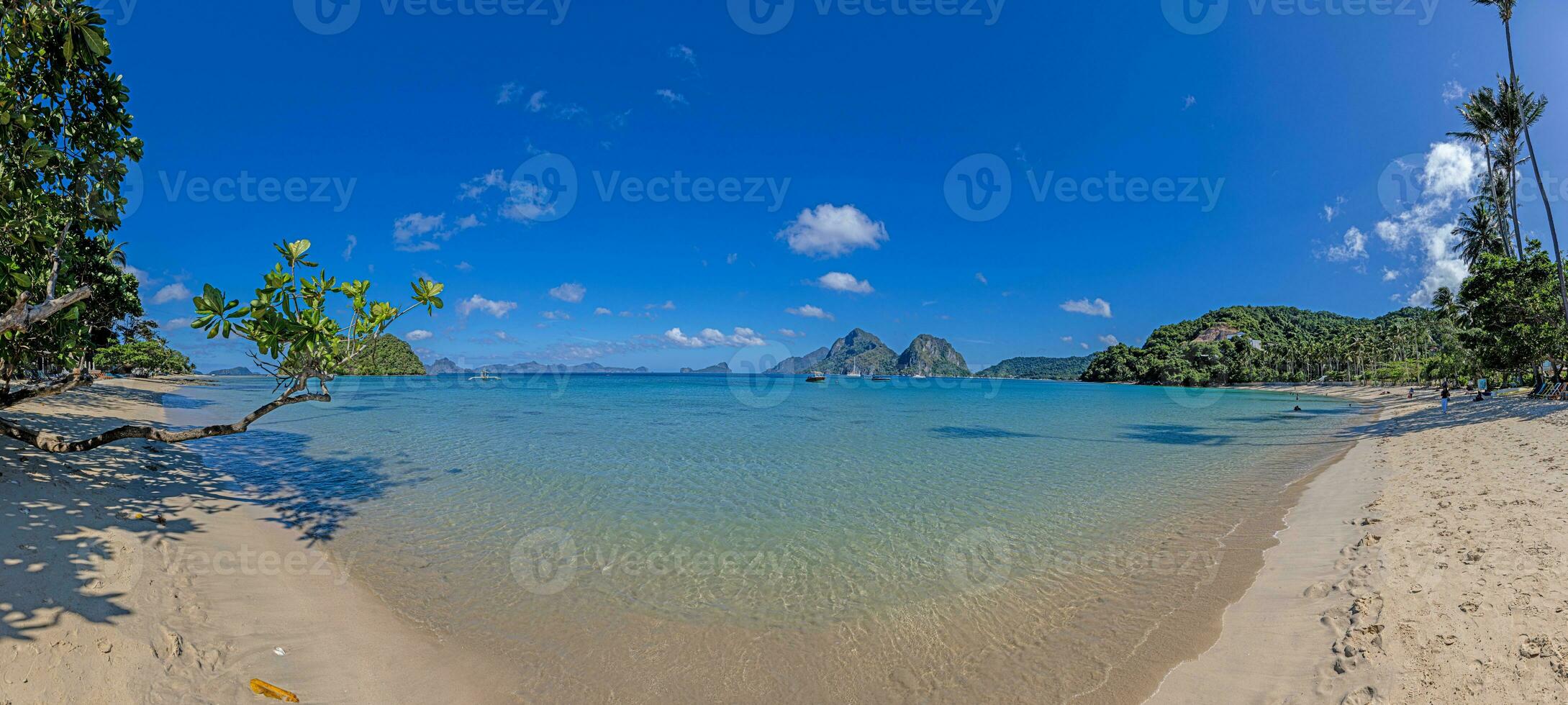 intryck av de paradisisk maremegmeg strand nära el nido på de filippinska ö av palawan under de dag foto