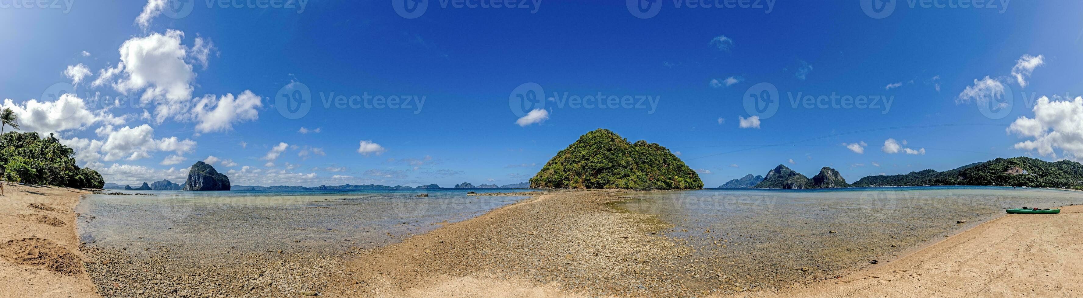 intryck av de paradisisk maremegmeg strand nära el nido på de filippinska ö av palawan under de dag foto