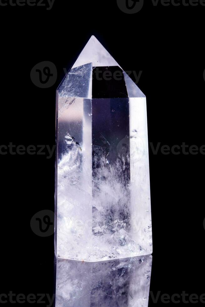 makro mineral sten kristall sten kristall på en svart bakgrund foto