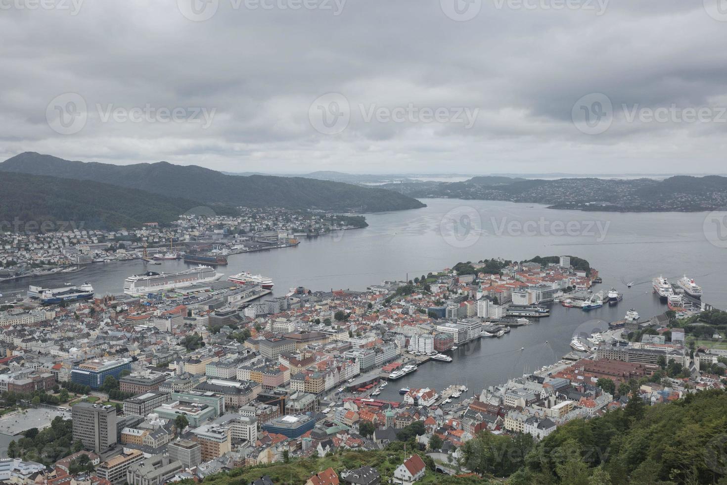 utsikt över bergen city från Mount Floyen foto