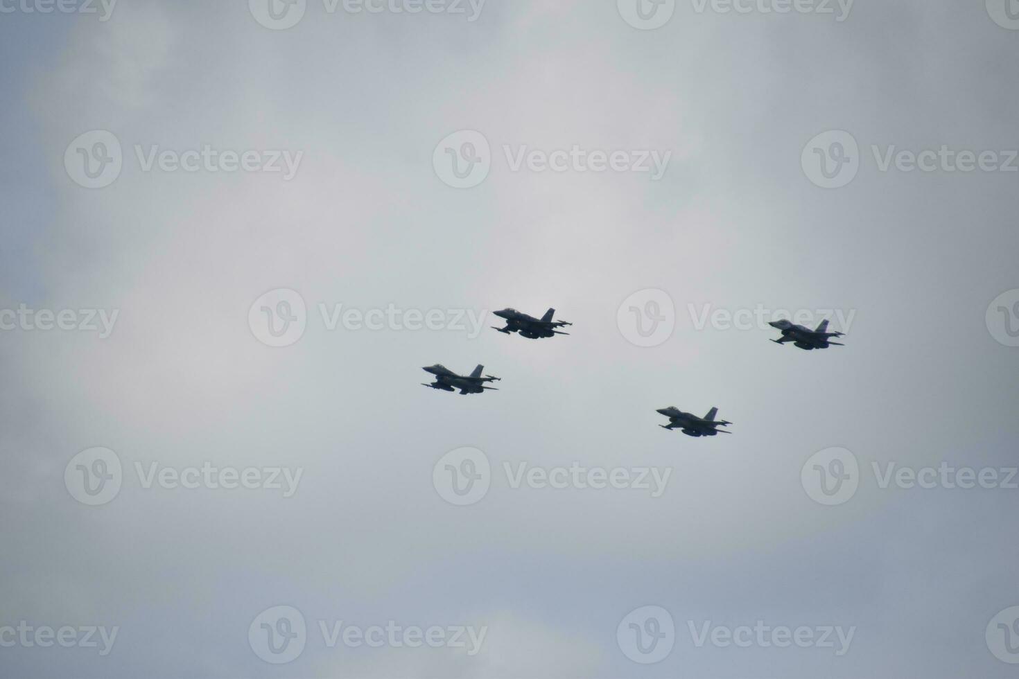 flygande bekämpa flygplan mot de blå himmel med moln på en solig dag foto