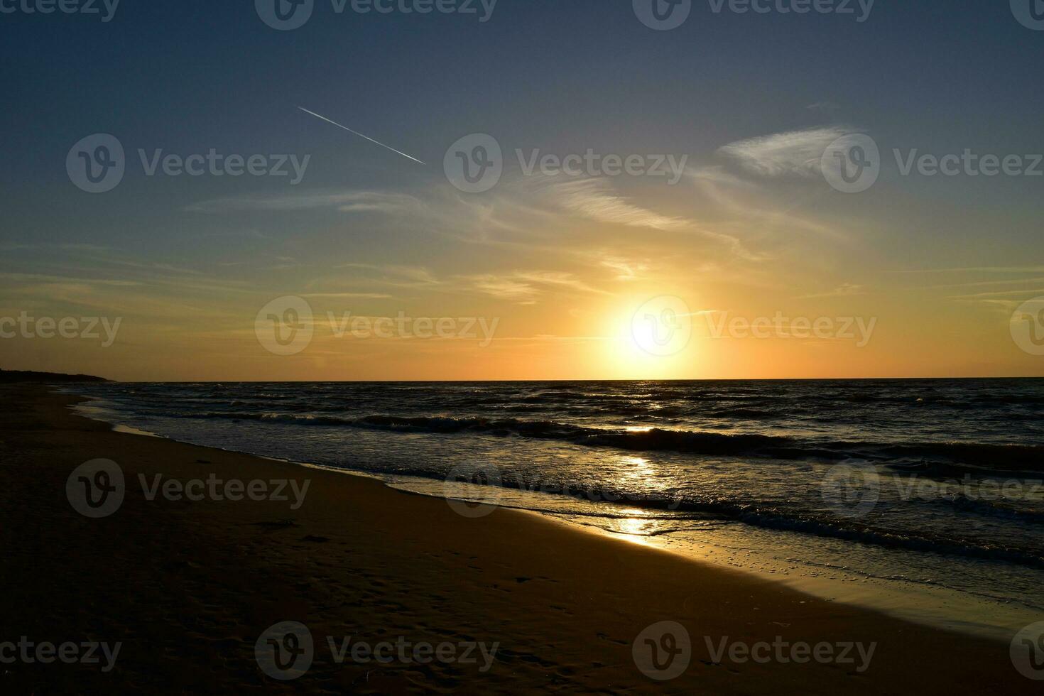 orange solnedgång på de strand av de baltic hav i polen foto