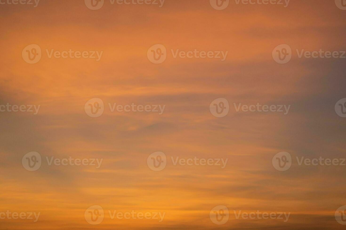 skymning himmel. naturlig solnedgång eller soluppgång himmel i orange, natur bakgrund. foto