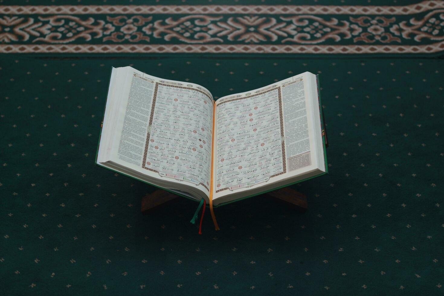 bogor, indonesien - 2022. en stänga upp av de helig bok al-koranen på en grön bön matta. islamic Foto begrepp.