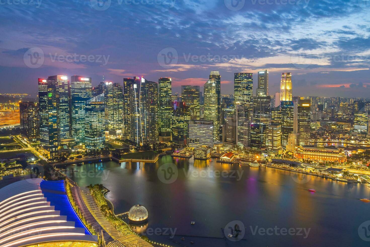 stadens centrum stad horisont vid vattnet, stadsbild av singapore foto