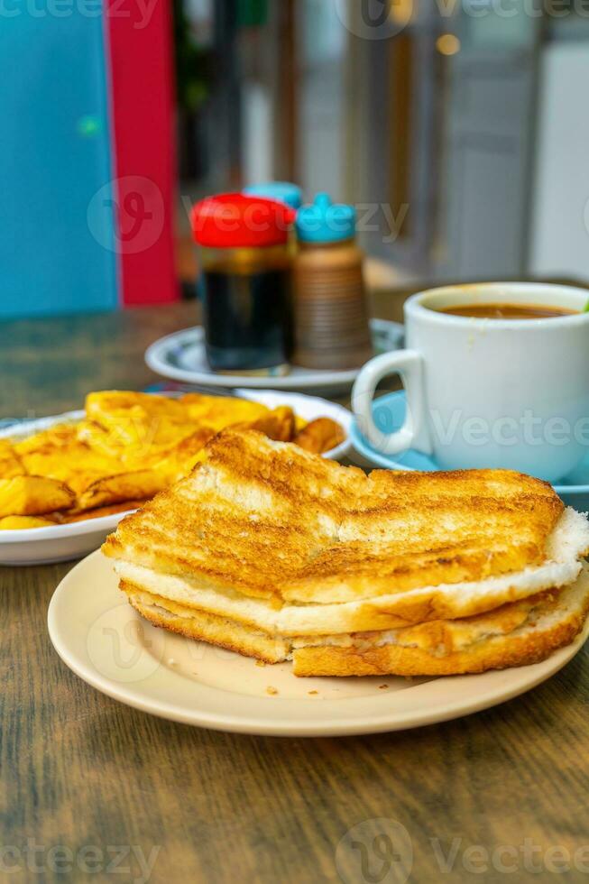 traditionell frukost uppsättning och kaffe, kokt ägg och rostat bröd, populär i singapore foto