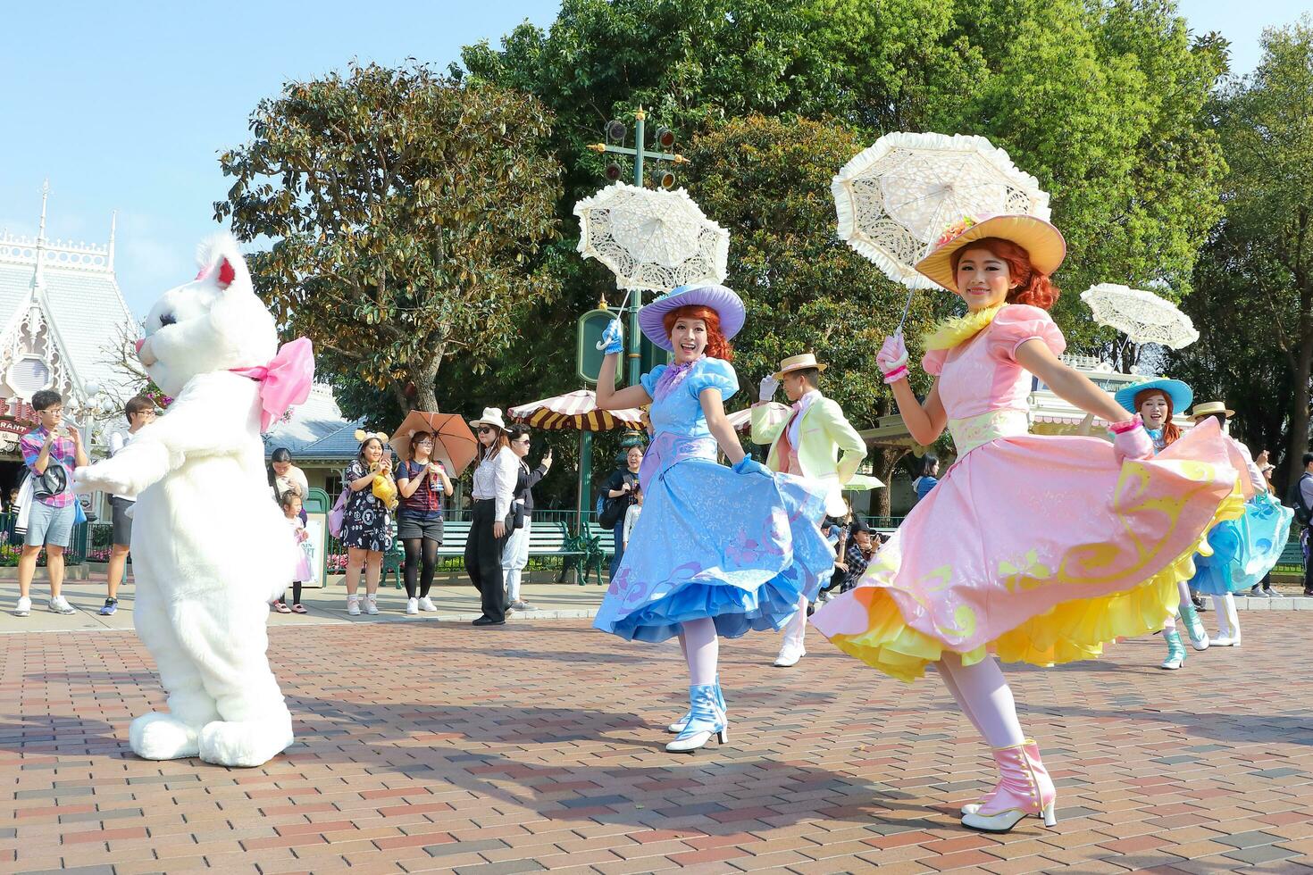 lantau ö, hong kong- april 05, 2017 - hong kong disneyland är en tema parkera belägen på återvunnen landa i öre bukt. foto