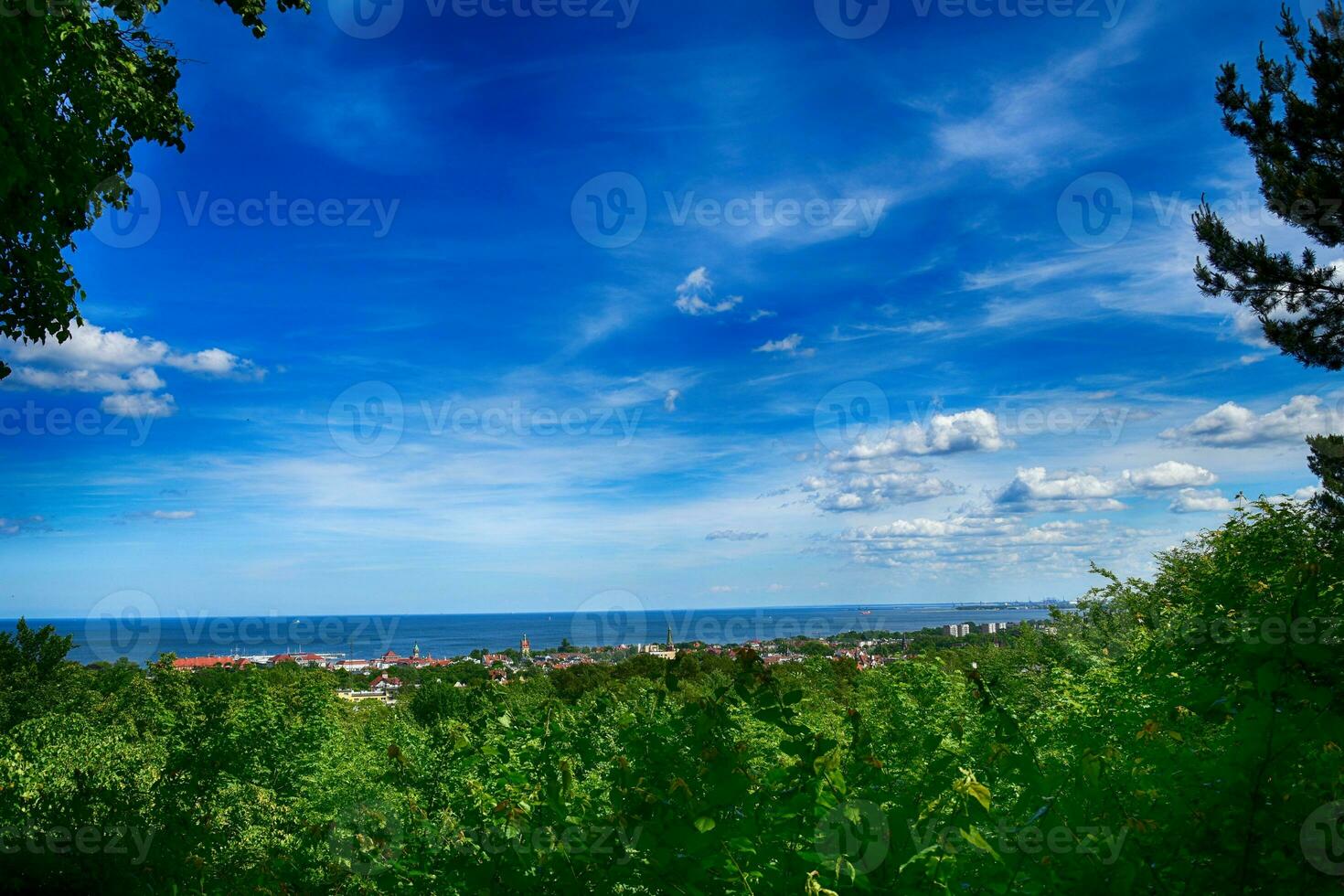 färgrik se från de vantage punkt av de vår stad av sopot i polen och de baltic hav foto