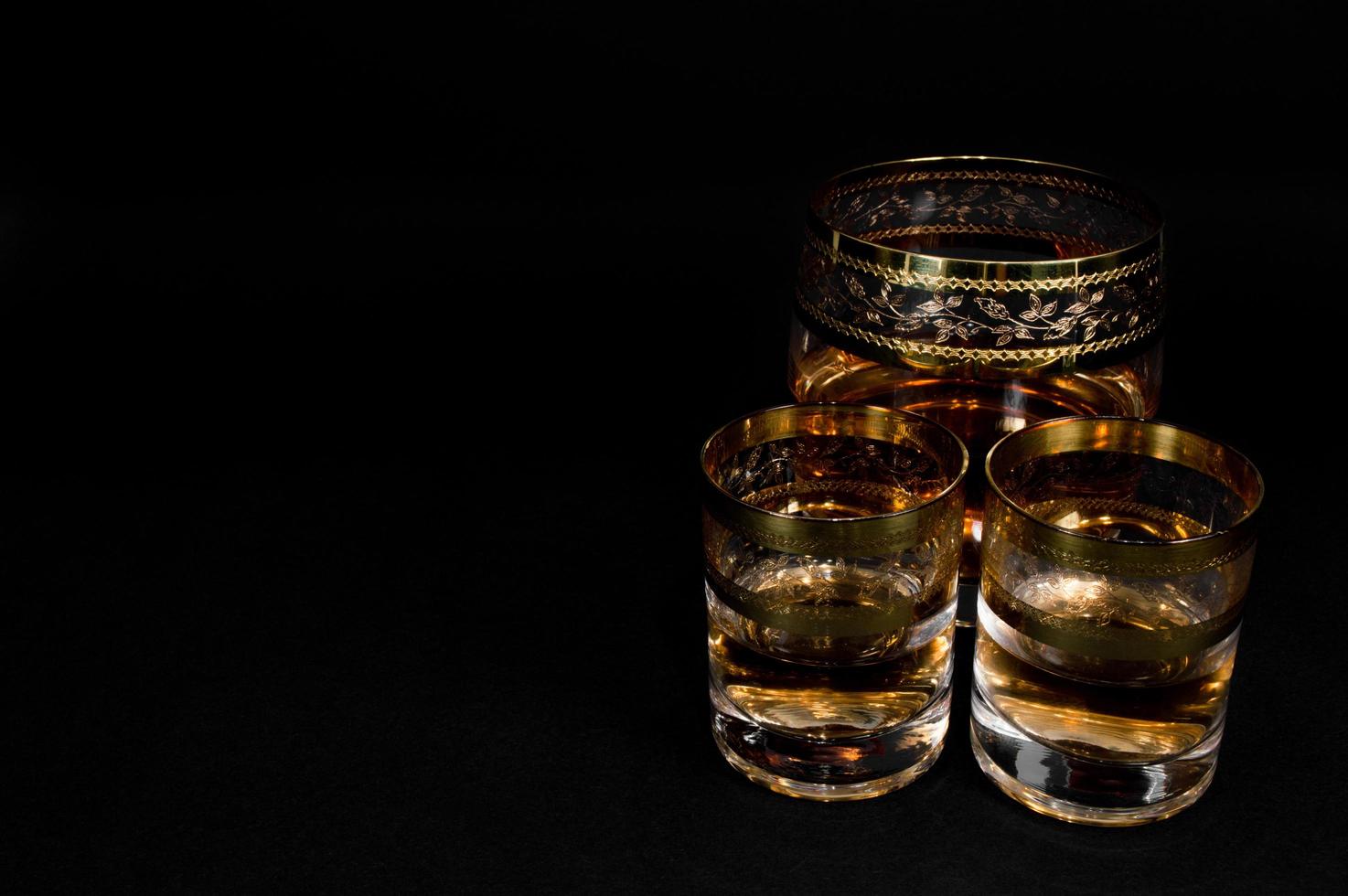 kort glas mörkröd whiskybrandy eller bourbon foto