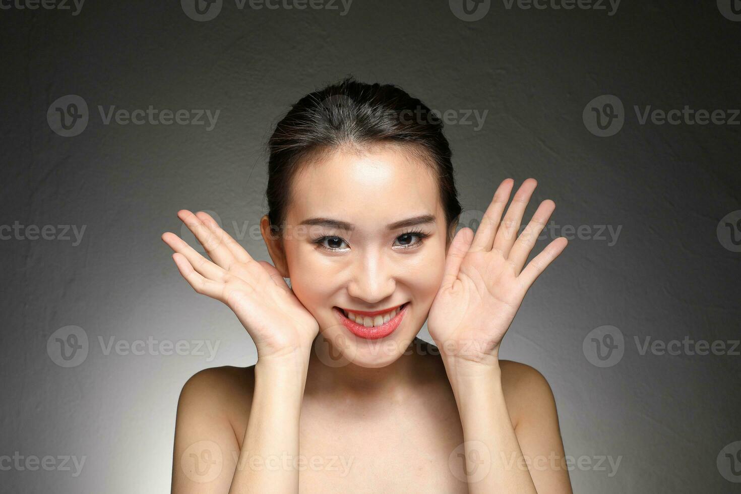 ung skön asiatisk kvinna ansiktsbehandling uttryck foto