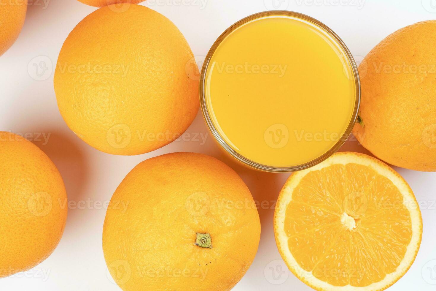 färsk orange juice i glas på vit gul bakgrund foto