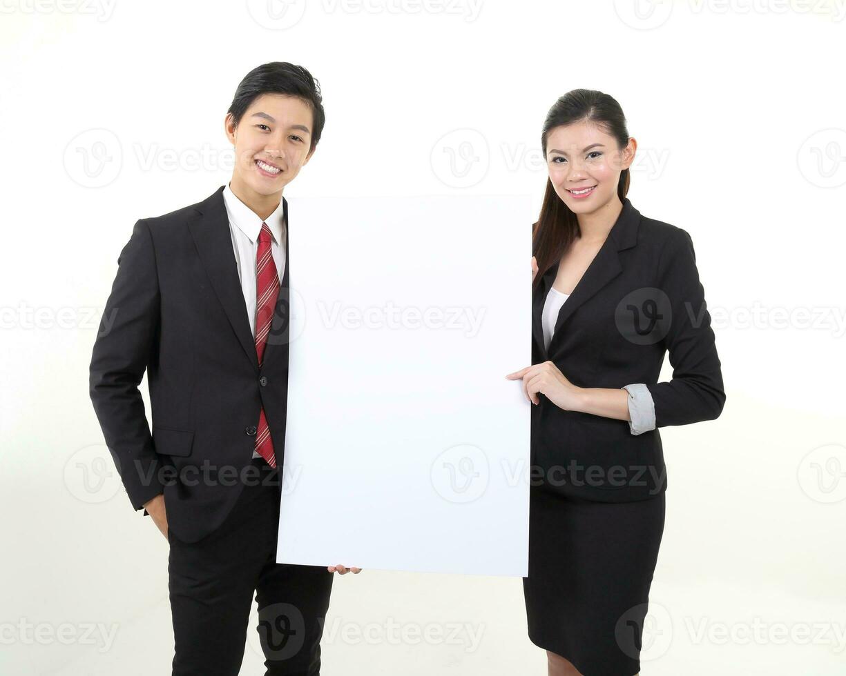 söder öst asiatisk ung kinesisk indisk man kvinna bär formell företag kontor gods på vit bakgrund utgör uttryck foto