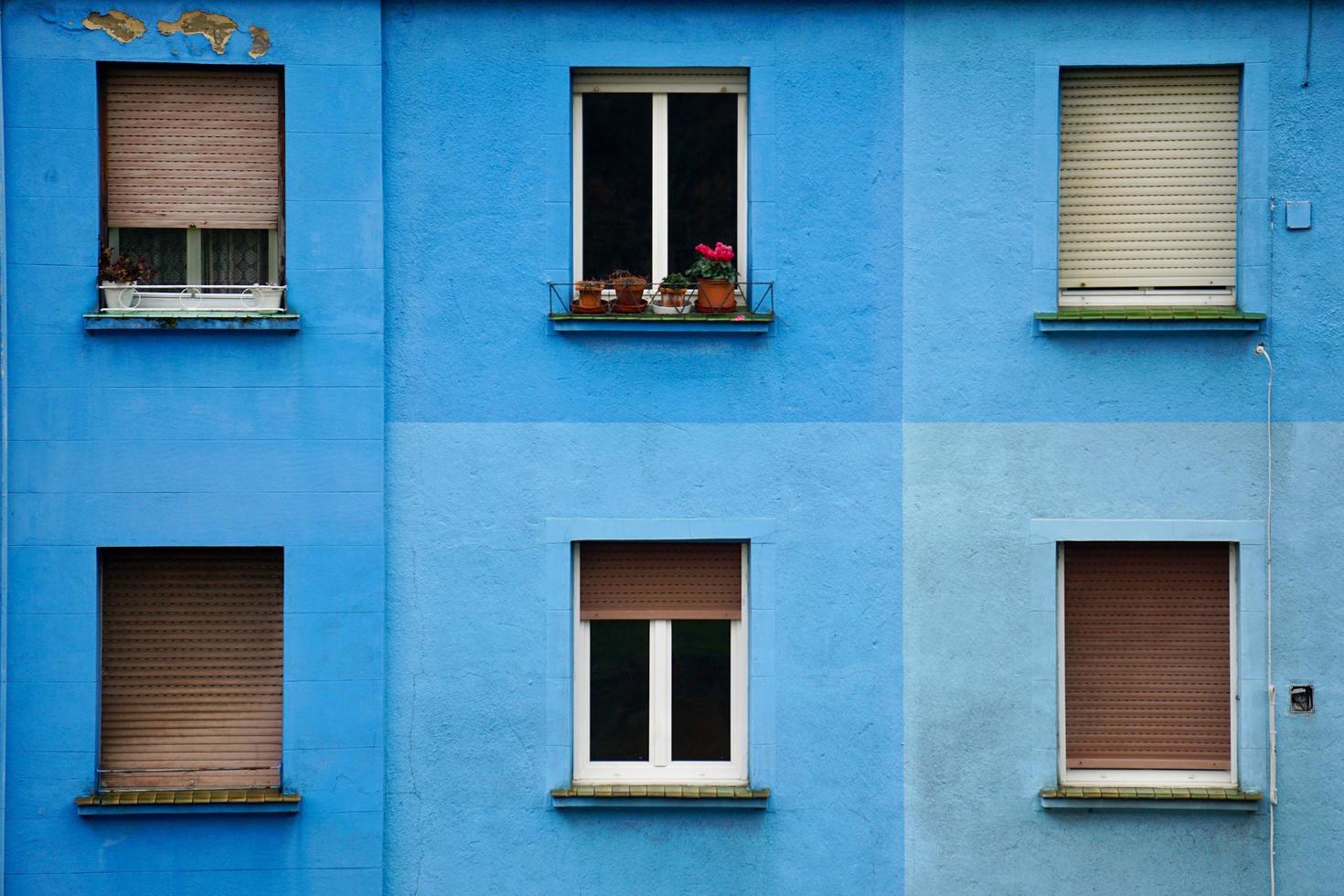 fönster på den blå fasaden av huset foto