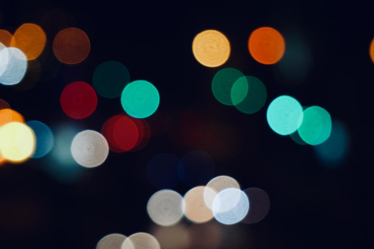 färgglada bokehljus på natten i staden foto